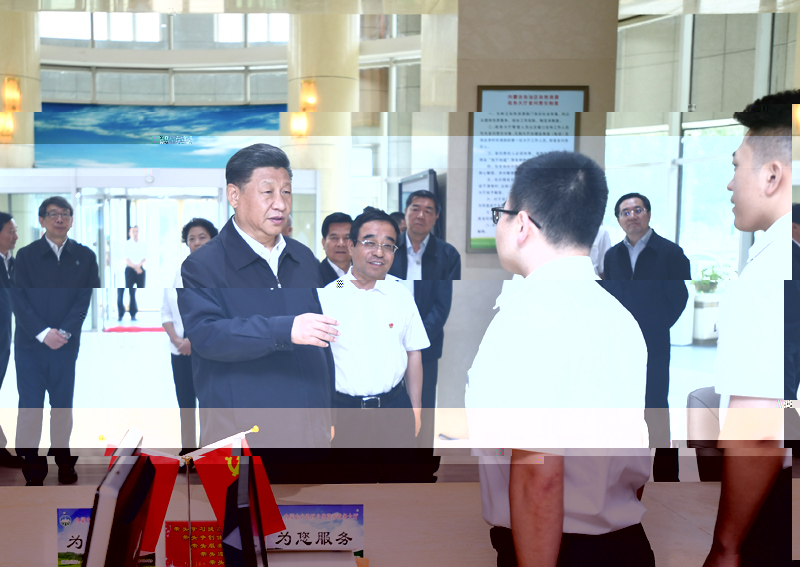 7月15日至16日,中共中央總書記、國家主席、中央軍委主席習近平在内蒙古考察并指導開展“不忘初心、牢記使命”主題教育。這是16日上午,習近平在内蒙古自治區自然資源廳自然資源政務大廳同工作人員交談,了解開展主題教育和落實便捷高效政務服務等情況。
