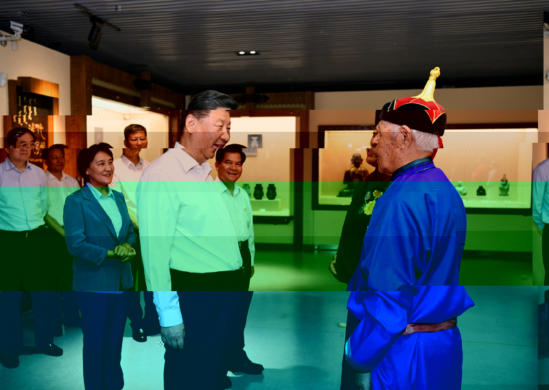 7月15日至16日,中共中央總書記、國家主席、中央軍委主席習近平在内蒙古考察并指導開展“不忘初心、牢記使命”主題教育。這是15日上午,習近平在赤峰博物館同古典民族史詩《格薩(斯)爾》非物質文化遺産傳承人親切交談。