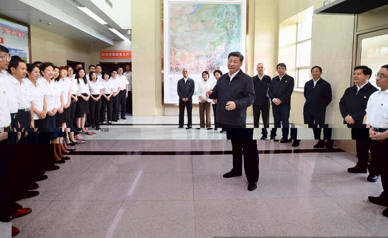 7月15日至16日,中共中央總書記、國家主席、中央軍委主席習近平在内蒙古考察并指導開展“不忘初心、牢記使命”主題教育。這是16日上午,習近平到内蒙古自治區自然資源廳,實地調研指導開展“不忘初心、牢記使命”主題教育。